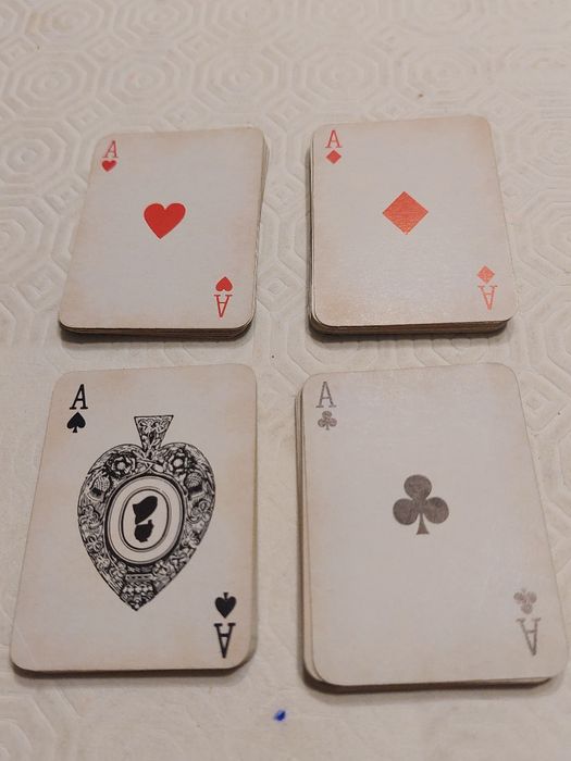 Baralho de cartas antigo (Alt-6,5 cm Larg.4,5 cm)
