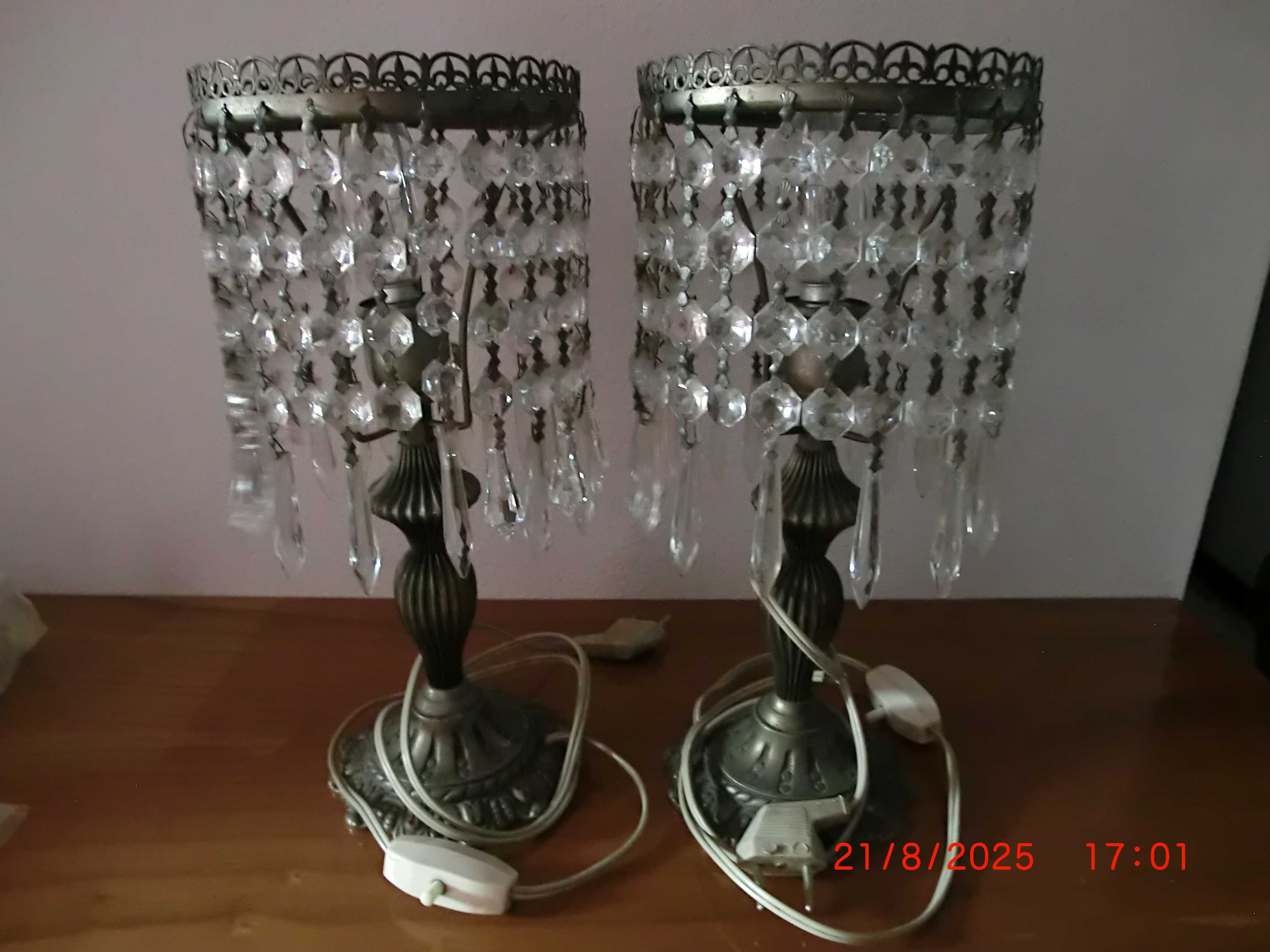 3 Candeeiros meio cristal, 1 de teto , 2 de mesa de cabeceira.