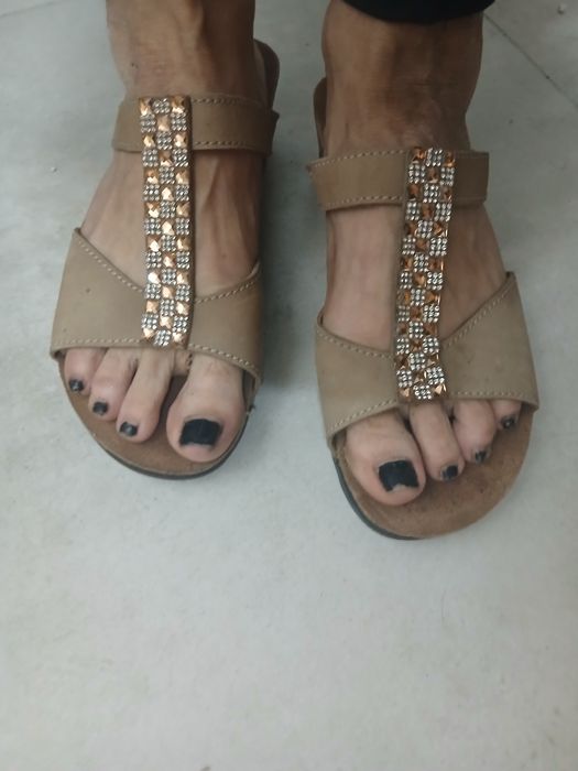 Beżowe klapki tamaris r36 z cyrkoniami