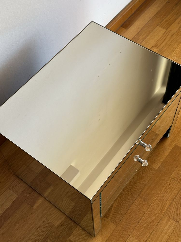 Mesa de cabeceira espelhada