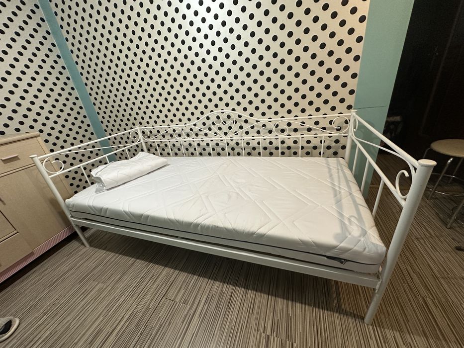 Łóżko metalowe o wymirach 90x200