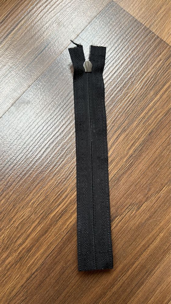 Suwak zamek 17 cm czarny ze srebrnym