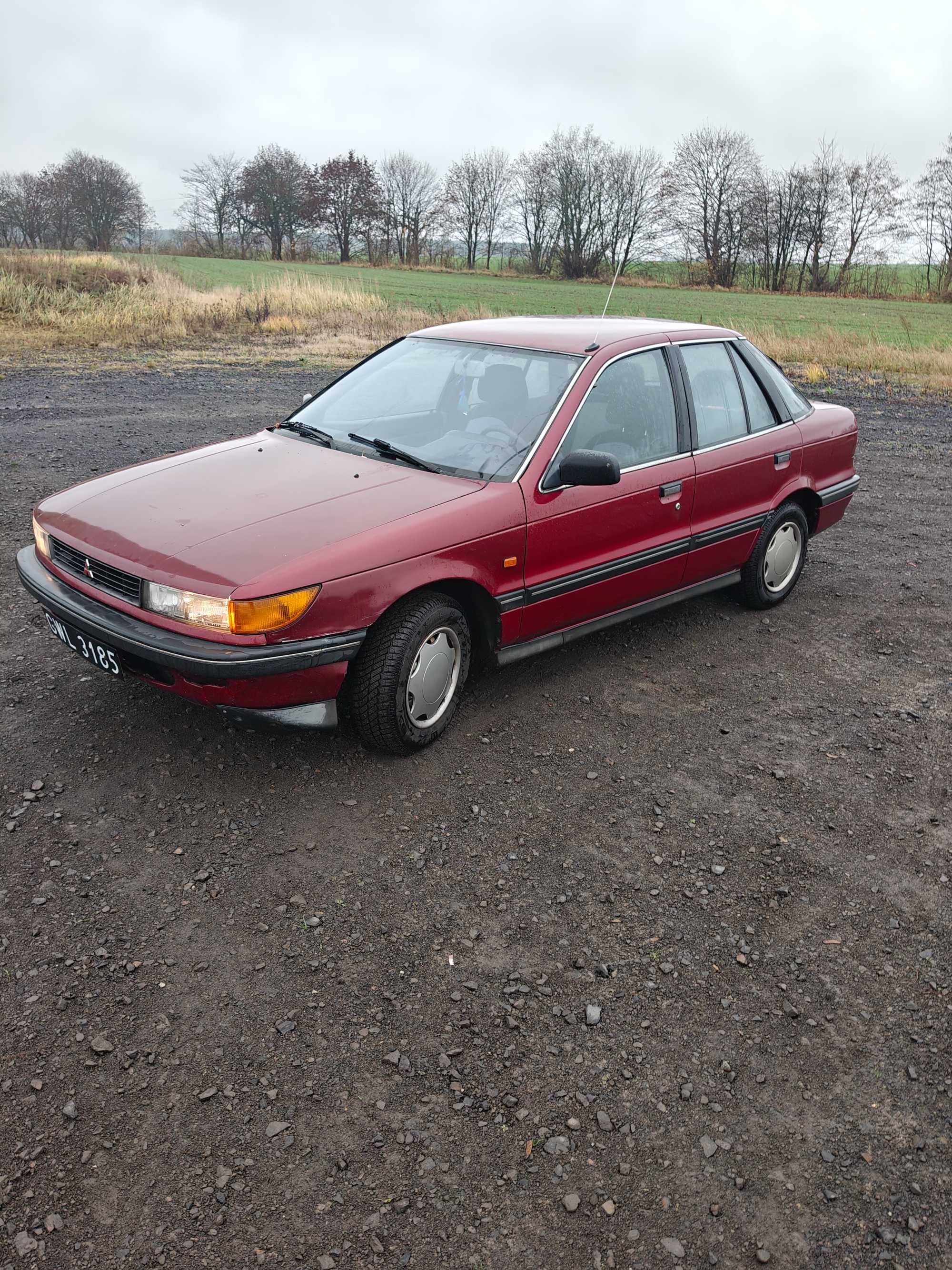 Mitsubishi Lancer 4  sedan 1996rok (czarne tablice)