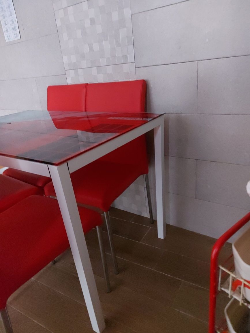 Tenho uma mesa de cozinha e 4 cadeiras para venda