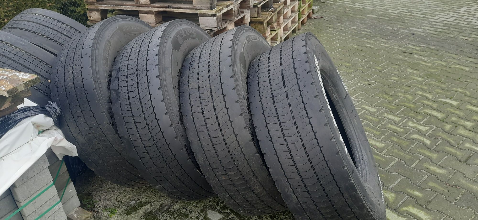 Komplet opon Michelin 315/70 R22.5