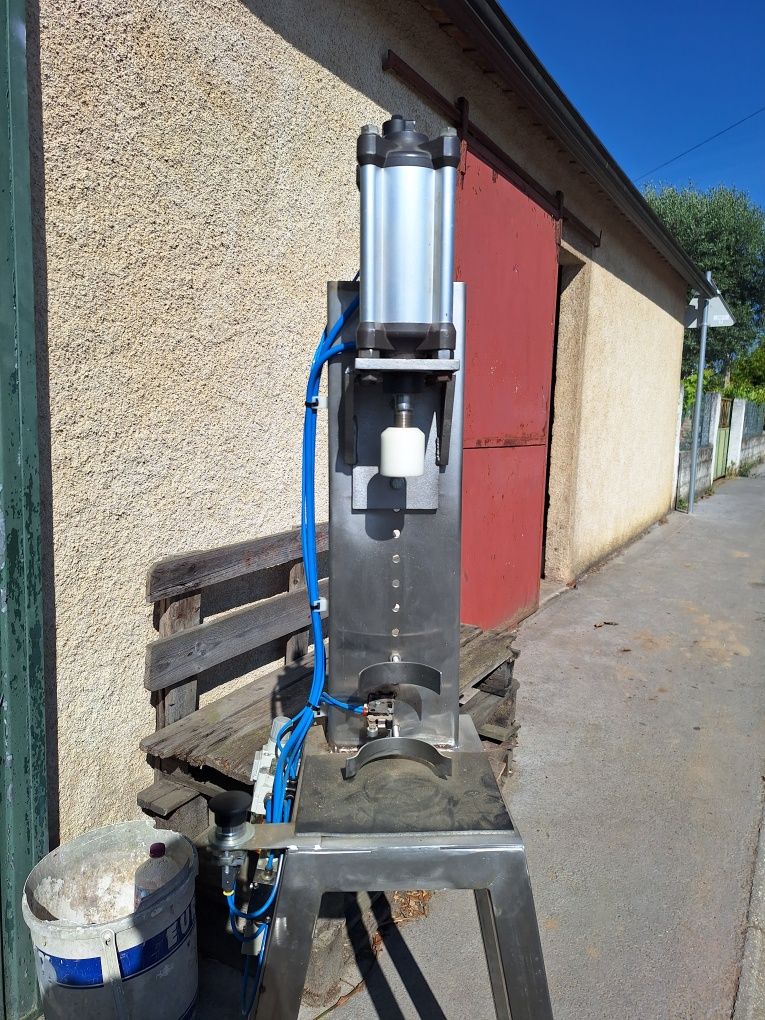 Capsulador de garrafas pneumática