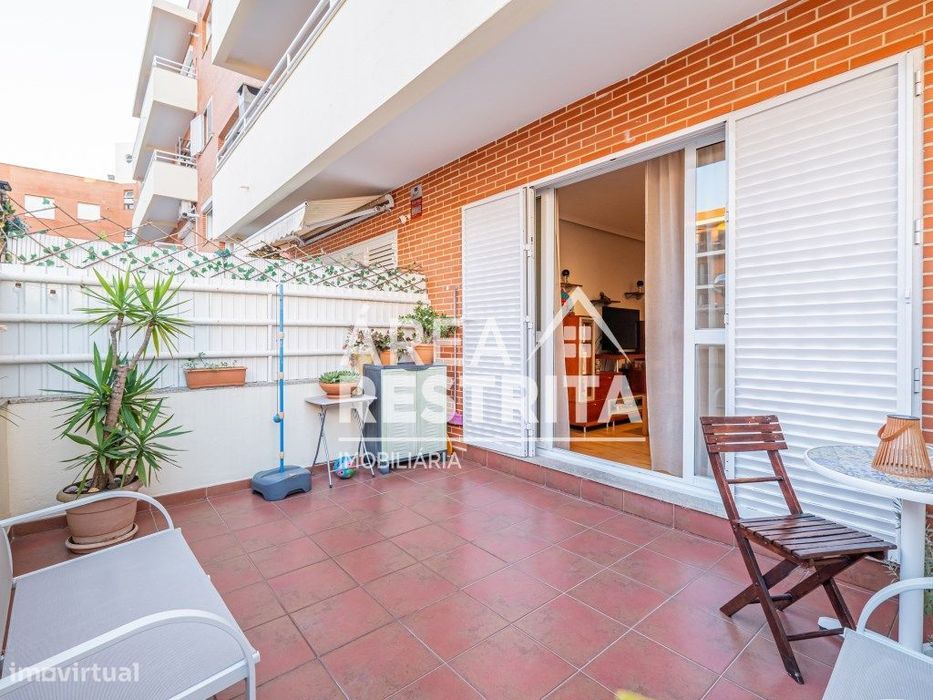 Apartamento T3 em Alhos Vedros, com espaço exterior, parqueamento e...