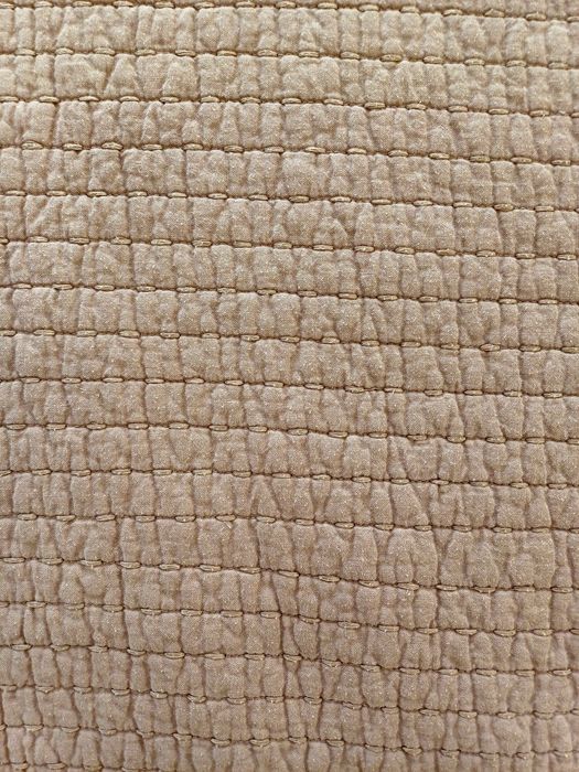 Продам покривало на велике ліжко . Колір світлокоричневий,  після хімч