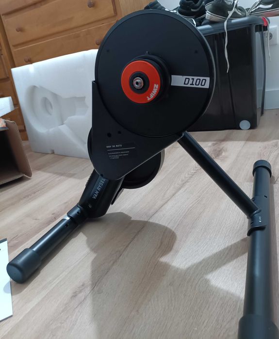 Rolo de Treino de Bicicleta VAN RYSEL D100 com "Zwift Cog and Click"