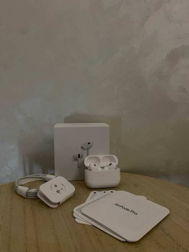 Białe słuchawki AirPods Pro 2