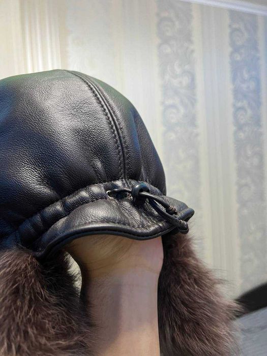 Женская шапка из натуральной кожи и меха песца