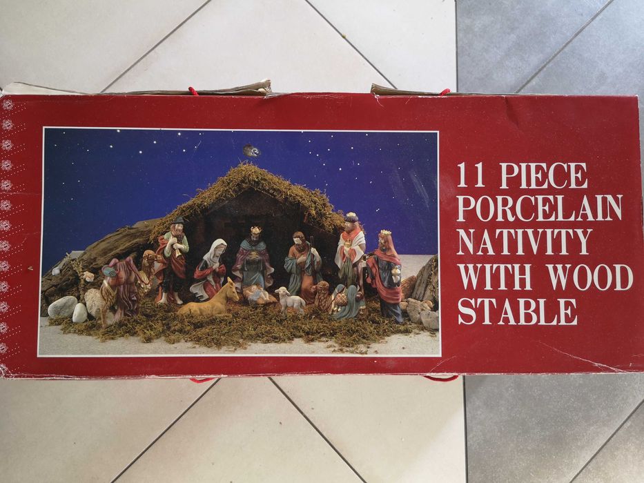 Stara drewniana szopka z wyjątkowymi porcelanowymi figurkami-unikat.