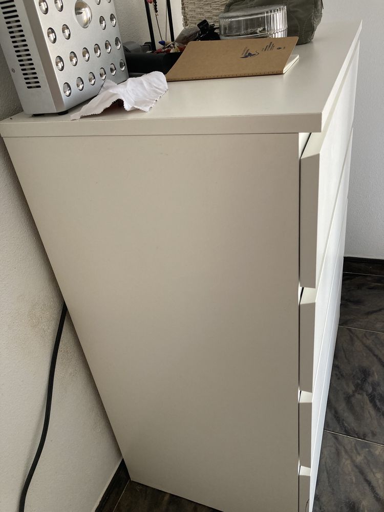 Cómoda Malm com 4 gavetas