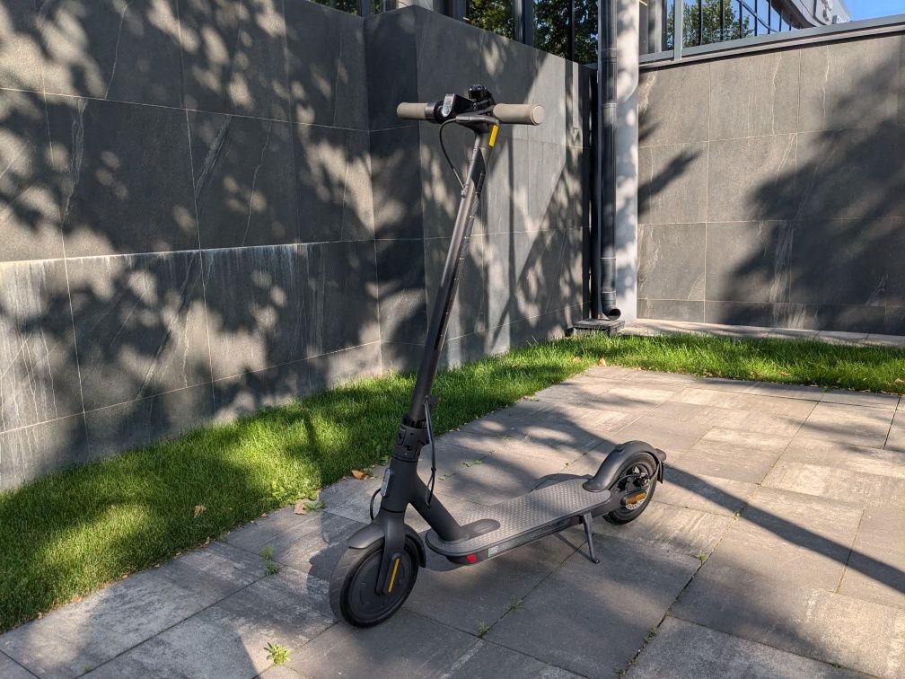 Електросамокат Xiaomi Mi Electric Scooter Essential