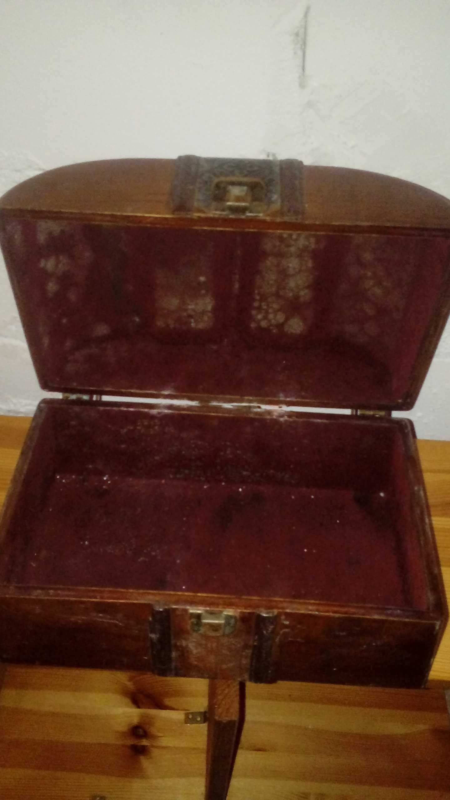 Ozdobny kuferek-szkatułka drewniana z metalowymi zdobieniami