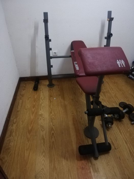 Vendo banco com 3 posições para peito mais 6 halteres.