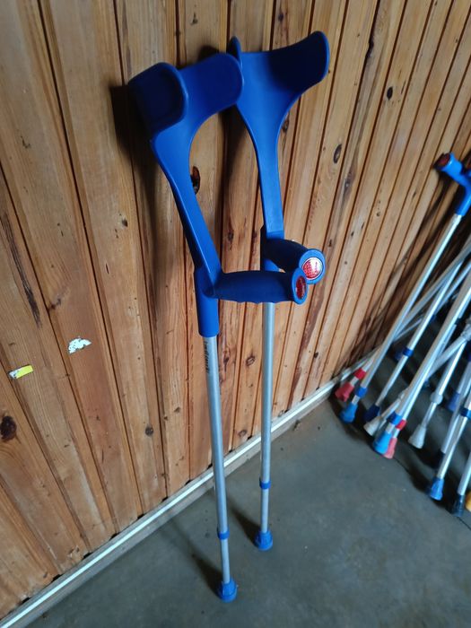 Kule ortopedyczne łokciowe – różne kolory, regulacja 145–195 cm

Na sp