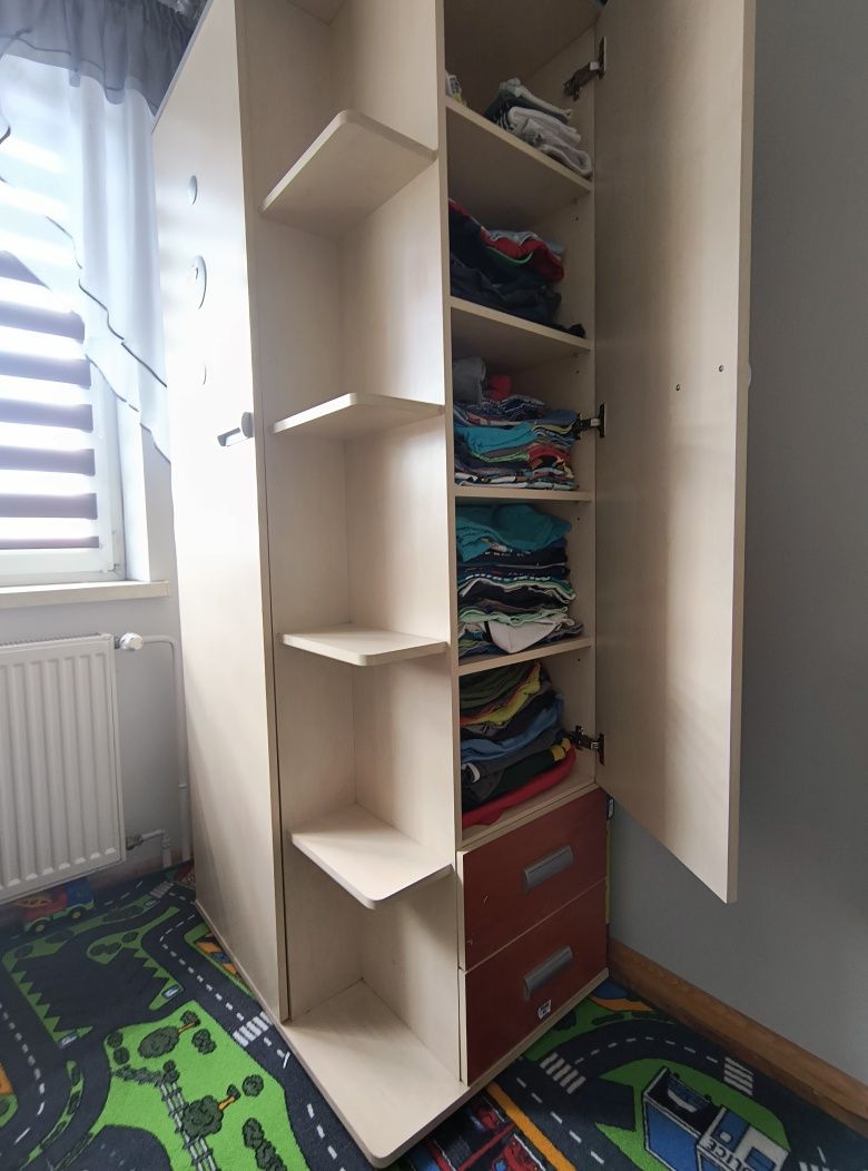 Sprzedam zestaw mebli z szafą narożną.
