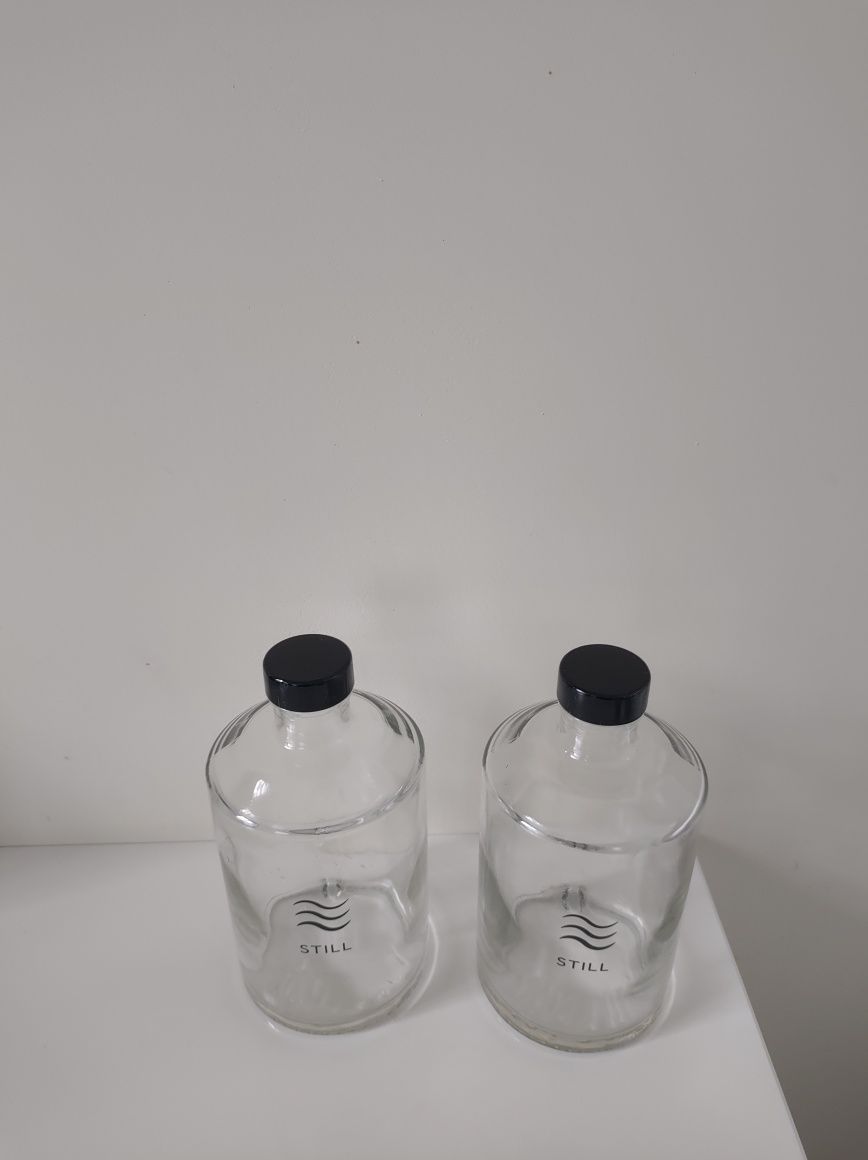 Still dwie szklane szerokie butelki