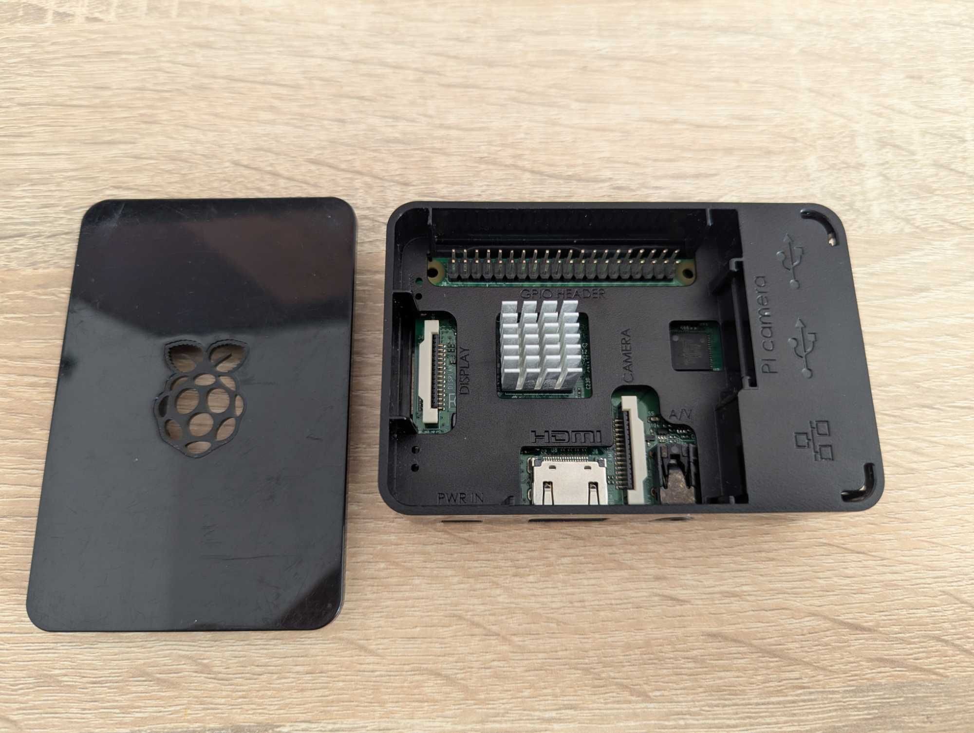 Raspberry Pi 3 model B z etui, karta 32GB, adapter USB, pilot