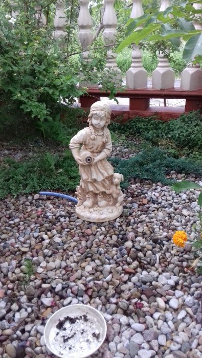 Figura ogrodowa betonowa , oczko wodne , fontanna , dziewczyna z psem