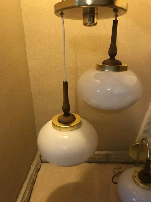 Lampy wiszace w kolorze zlota i dodatkiem drewna