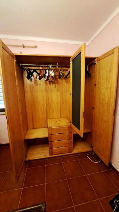 Roupeiro de pinho com 3 portas