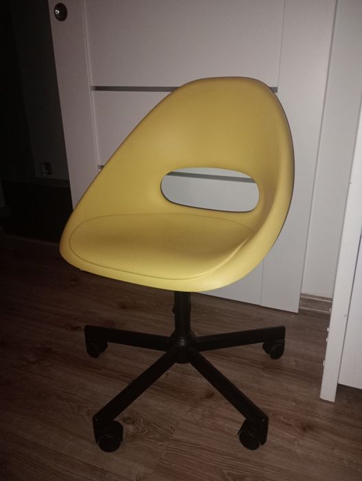 obrotowy fotel biurowy Ikea Loberget/Malskär w kolorze żóltym
Krzesło