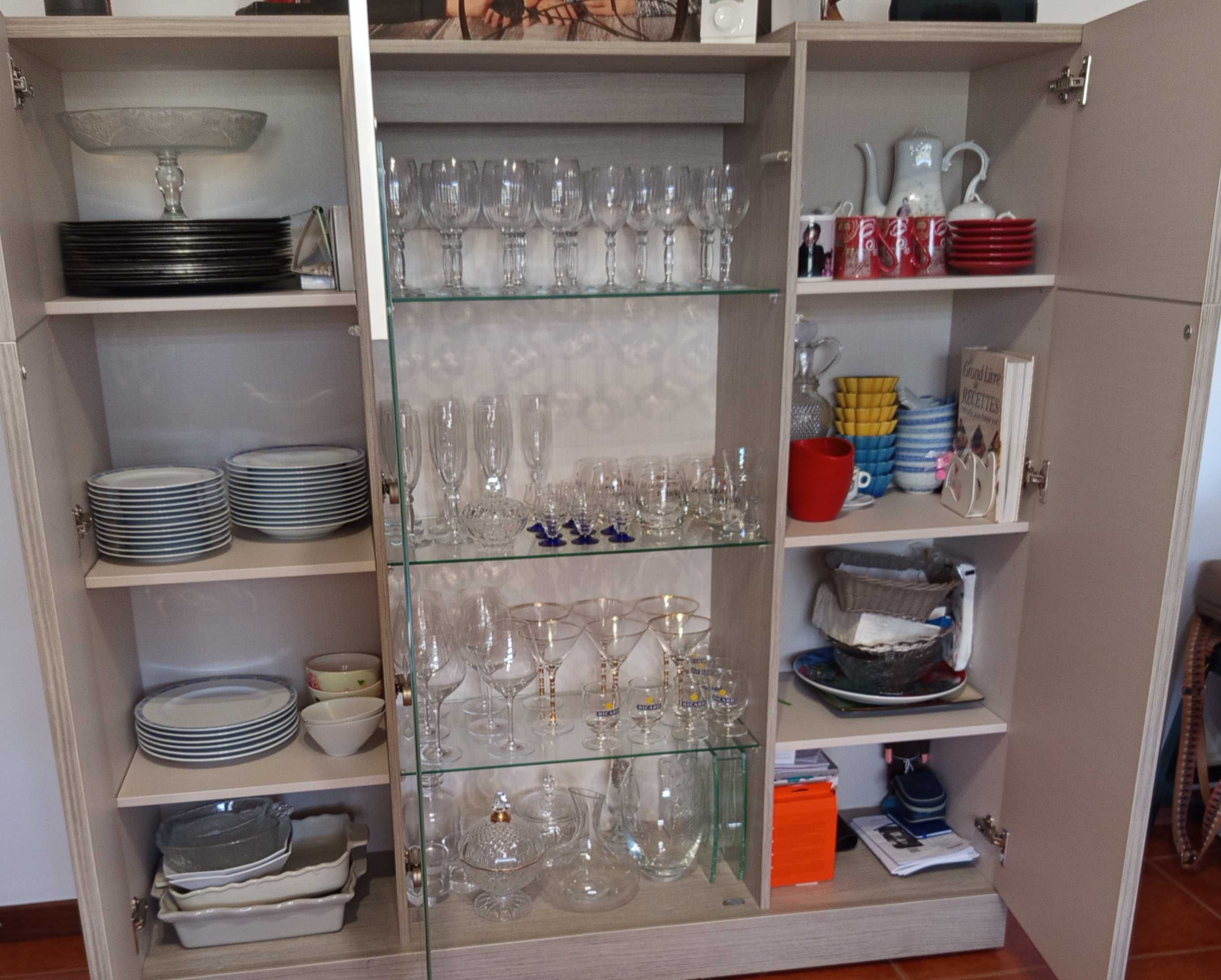 Móvel de sala com portas e prateleiras