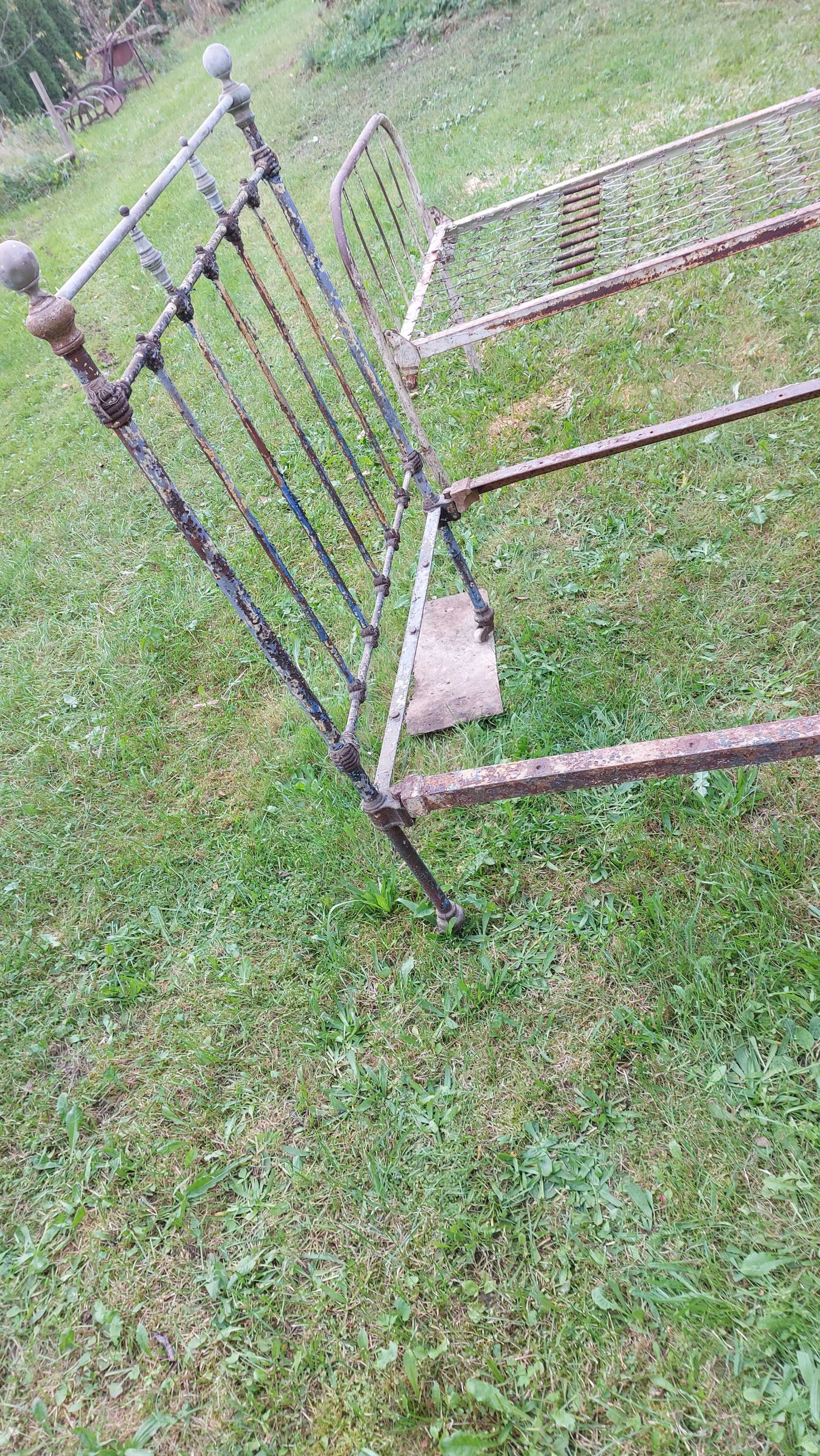 Trzy metalowe łóżka z PRL-u do renowacji.