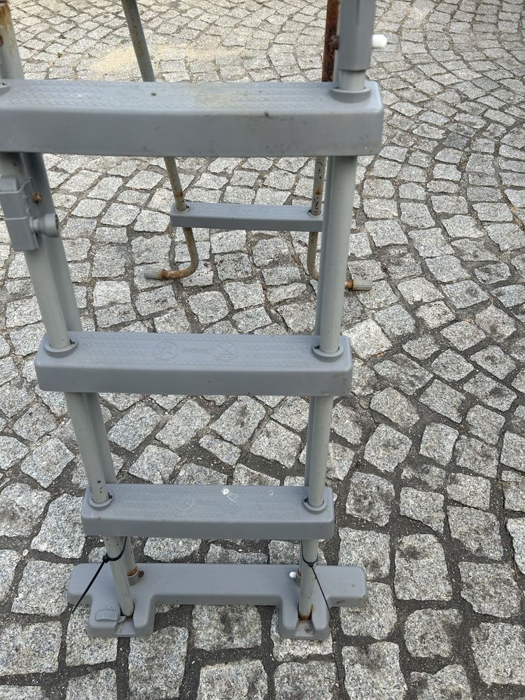 Escada para piscina, usada