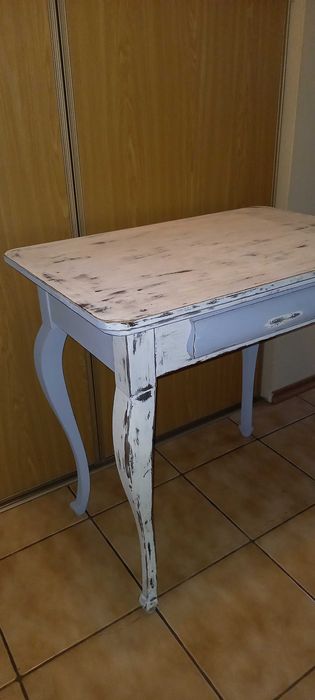 piękny stylowy stolik