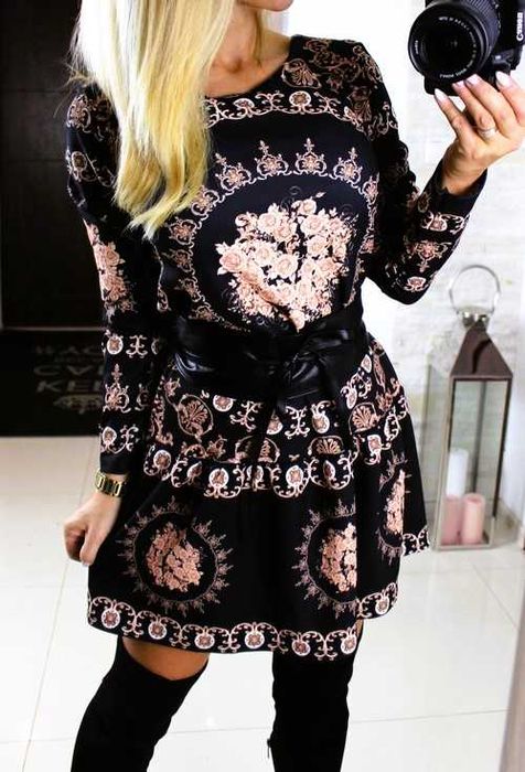 Czarna sukienka z falbanką greckie wzory