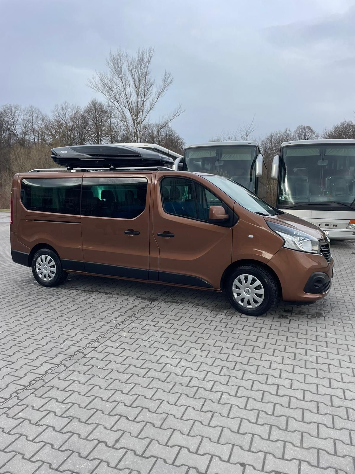 Wypożyczalnia samochodów 9 osobowych osobówek busów