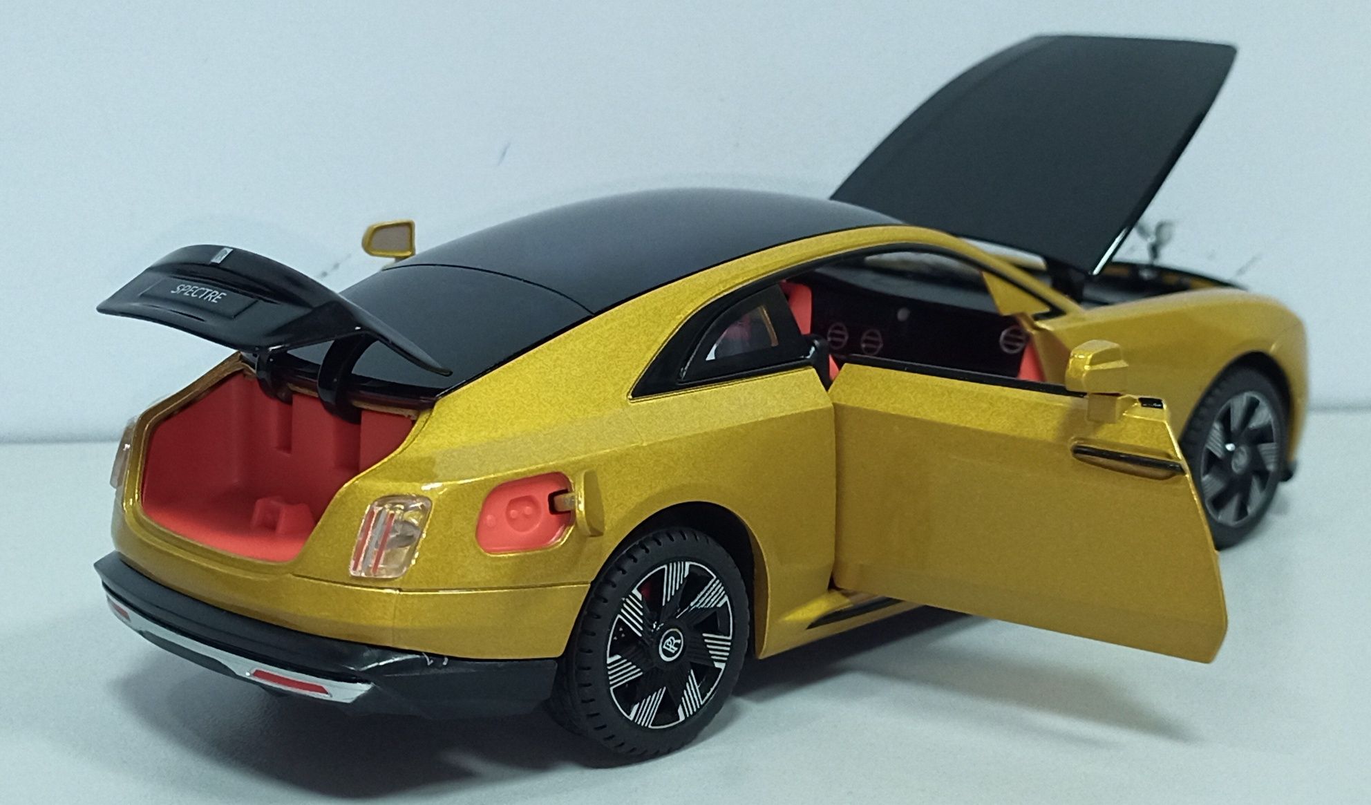 Rolls-Royce SPECTRE модель 1:24 NEWAO Toys. Металл, звук, свет.