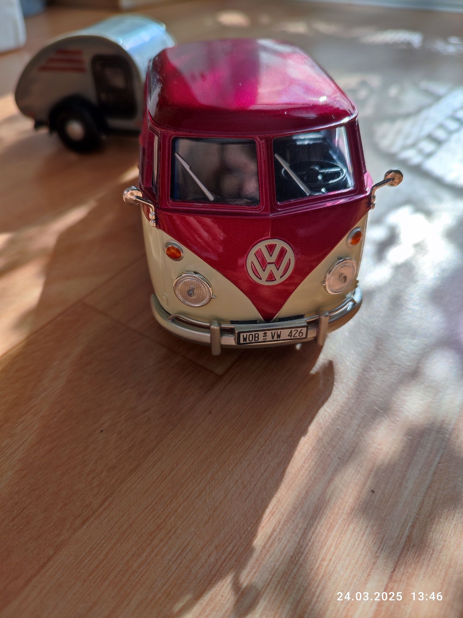 Volkswagen T1 z przyczepką 1:24 MOTORMAX