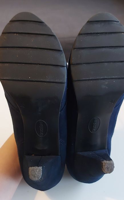 Sznurowane granatowe czółenka