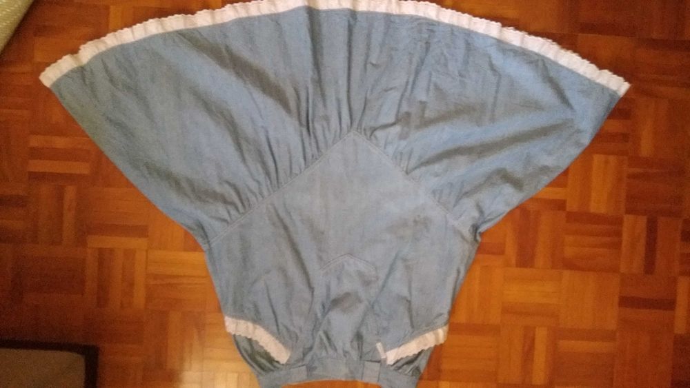 Bonita saia de ganga com aplicaçoes e bolsos