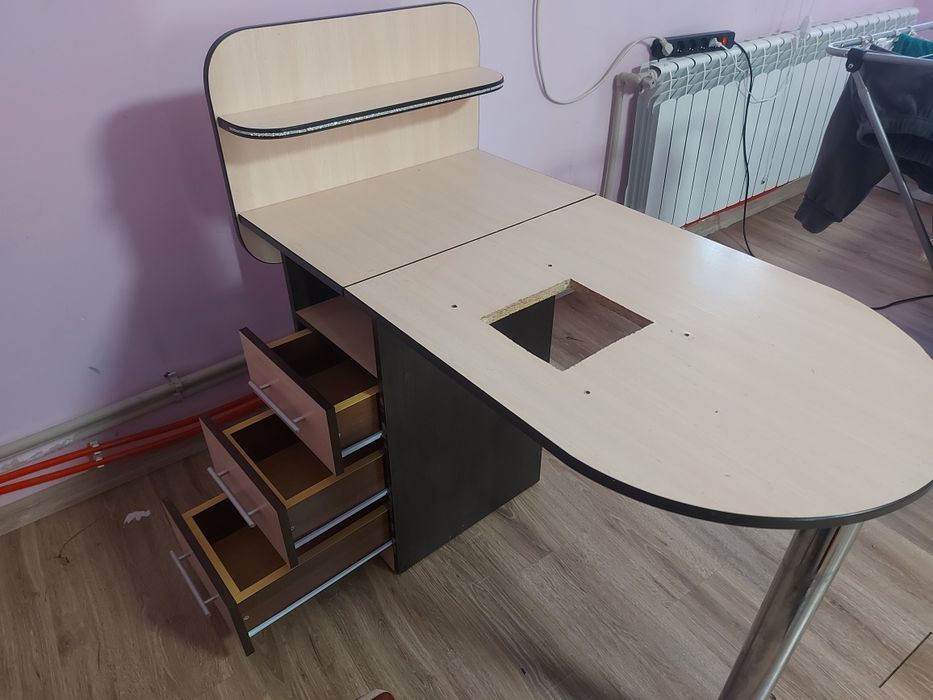 Стіл манікюрний б/в