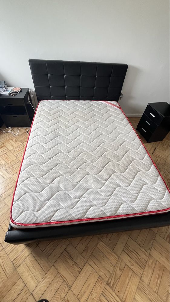 Cama preta com colchão