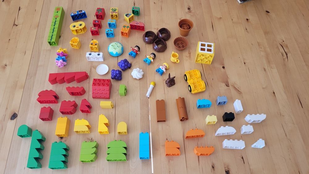 4 LEGO DUPLO: 10858, 10904, 10879 + peças várias