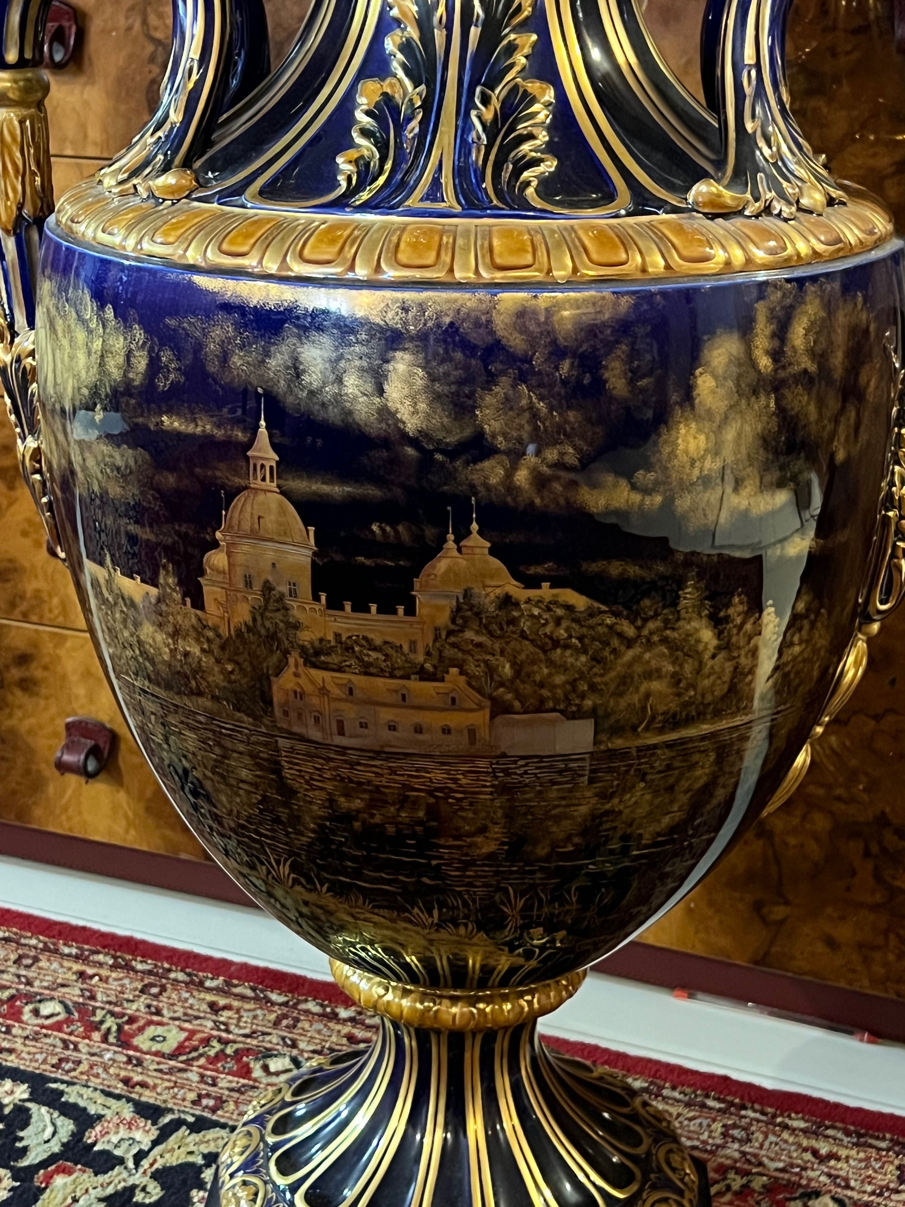 Ваза. Фаянс. Лепка. Роспись охрой и золотом.