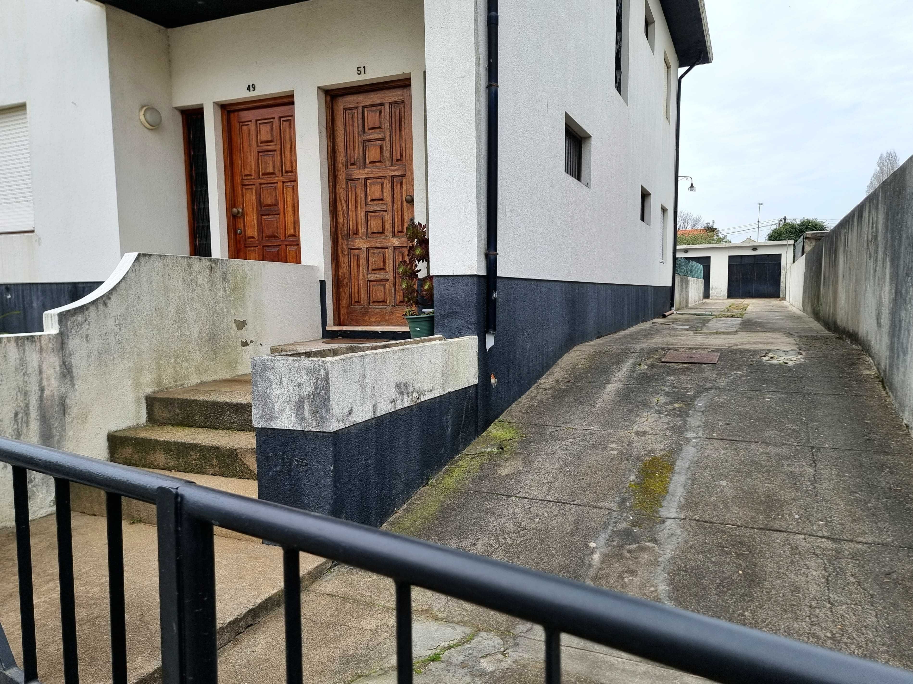 Arrenda-se Moradia R/CH T2 + 1