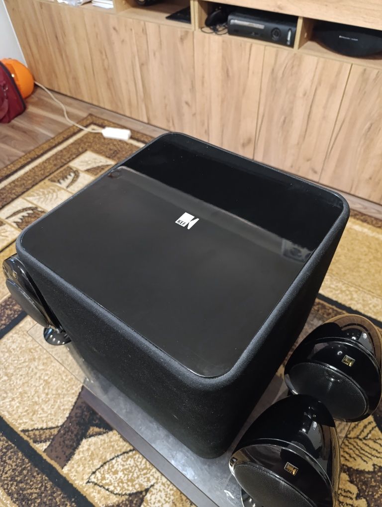 Kino domowe 5.1 KEF KHT2005.2 subwoofer aktywny KEF KUBE 2