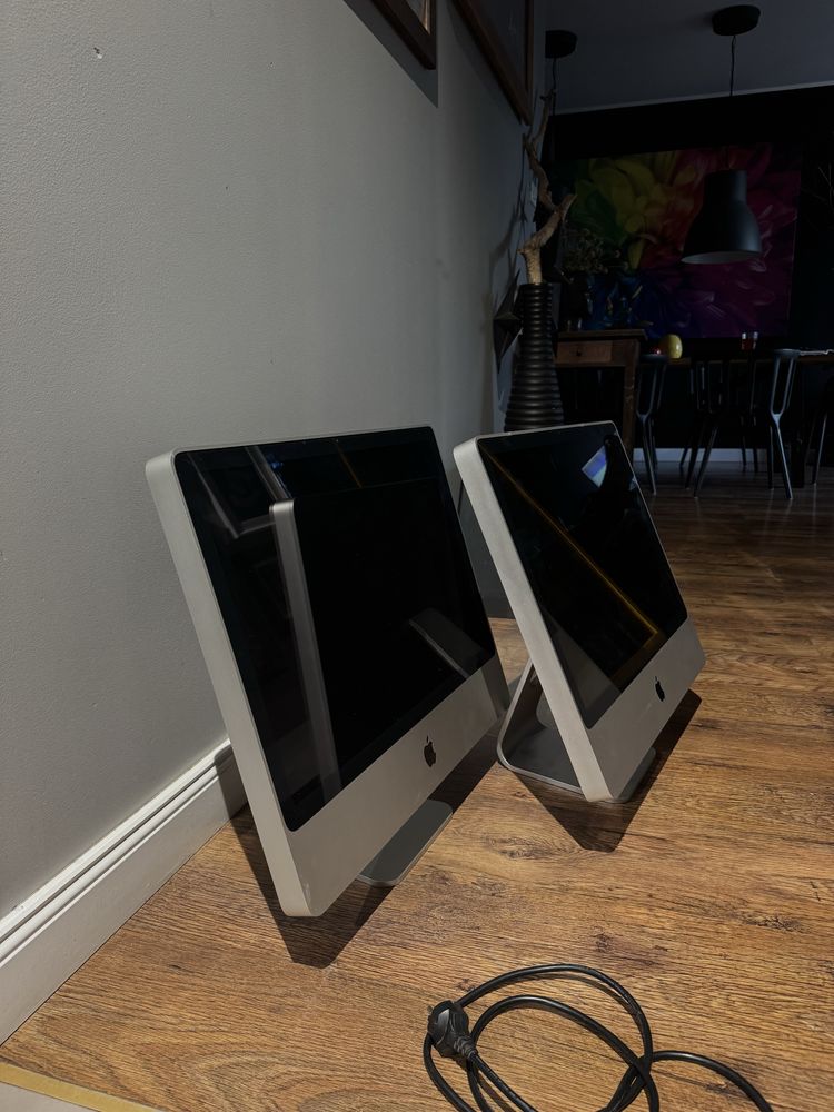 dwa komputery mac imac monitory stacjonane os ios apple ispot silver