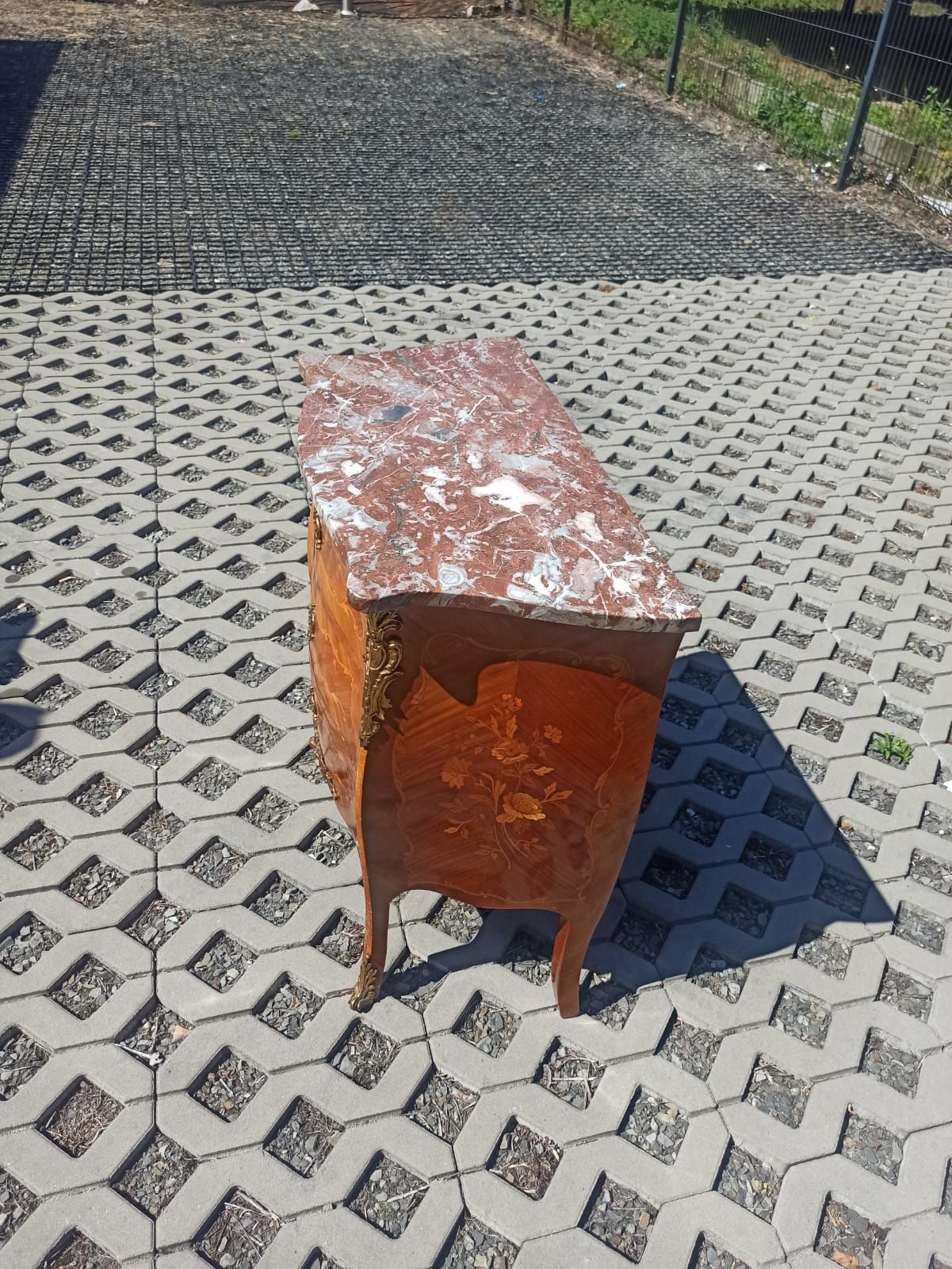 Piękna komoda z marmurowym blatem