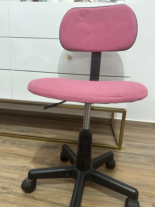Cadeira de escritorio cor de rosa
