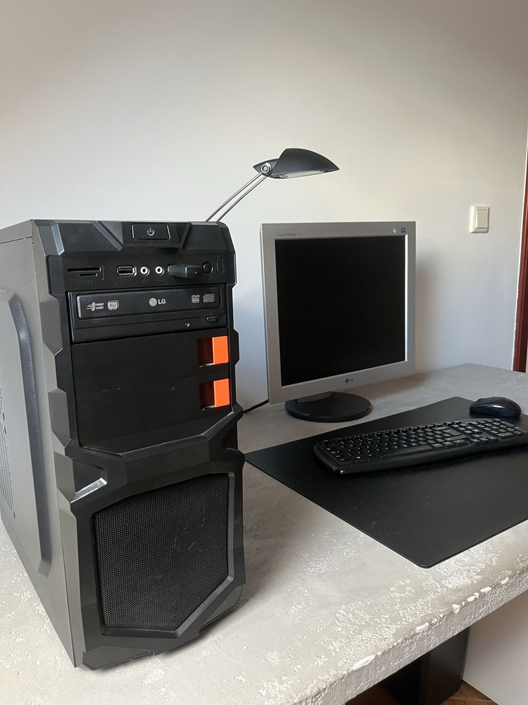 Komputer z monitorem