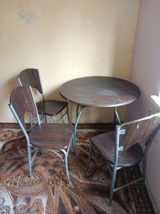 Stół i trzy krzesła 120 zł
