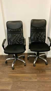 Conjunto de 4 cadeiras de escritório STAPLES® + 1 banco